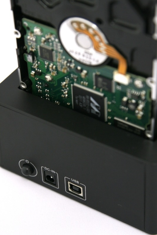 Illustration for article titled HDD USB Dock Plugs Bare SATA Drives Like NES Cartridges